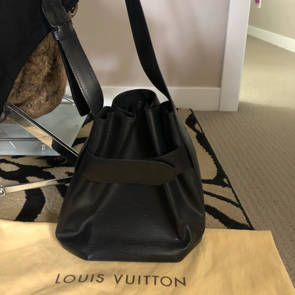 LOUIS VUITTON
Black EpiLeather Sac D'EpaulePM